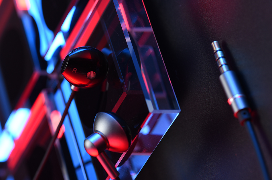 HP70 半入耳式金属调音耳机_待上市新品_深圳市优德88电源有限公司